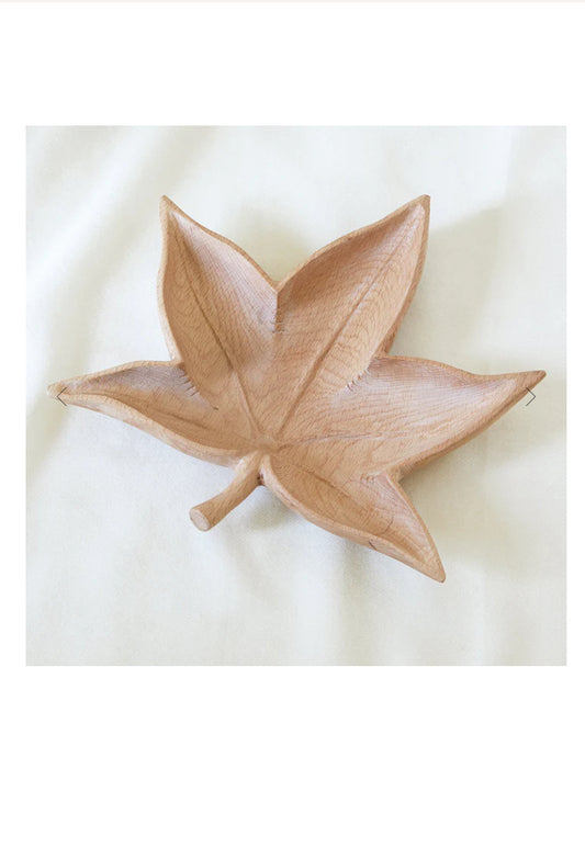 CARVED LEAF BOWL IN BEECHWOOD