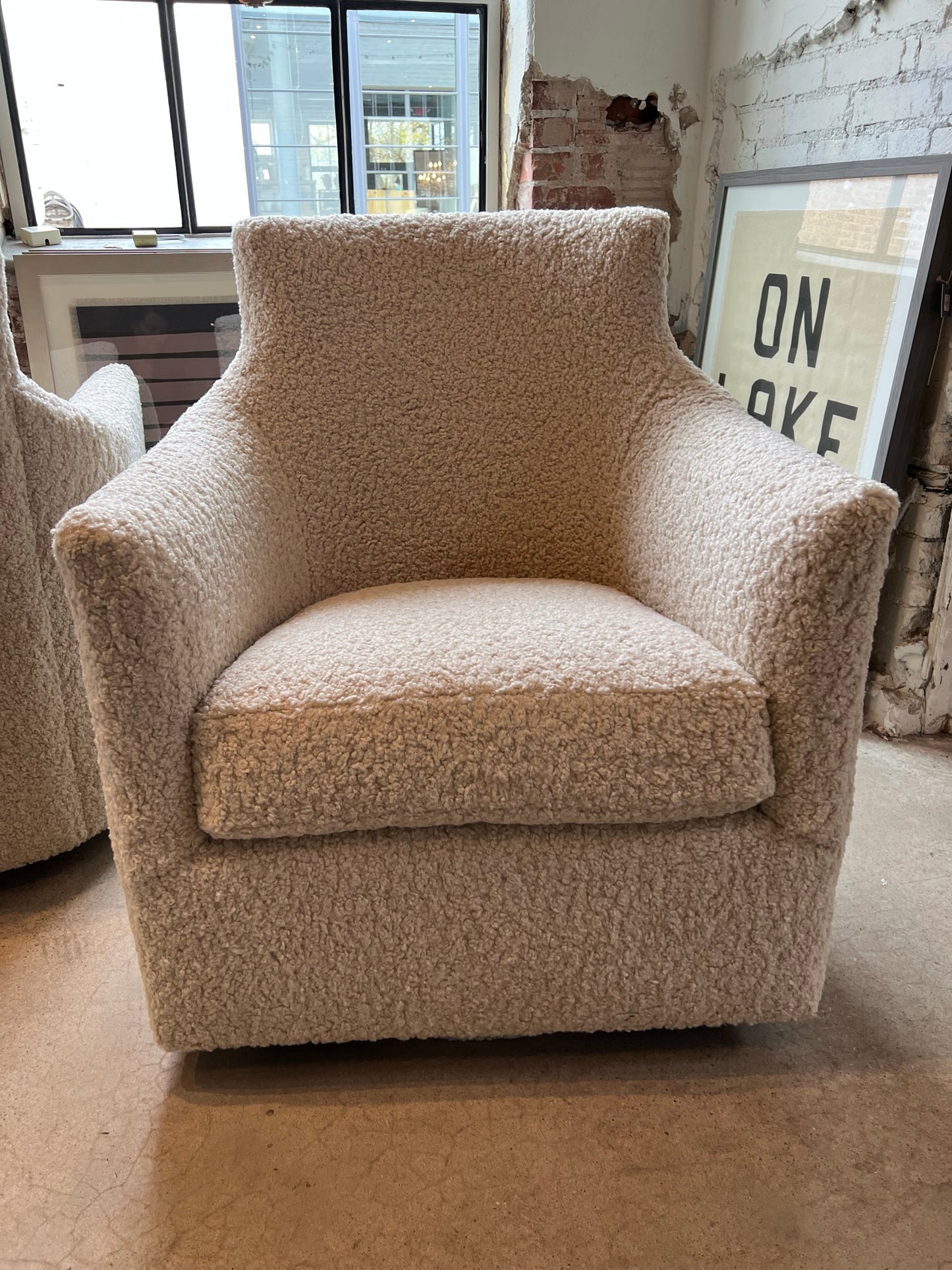 Victoria Swivel Chair