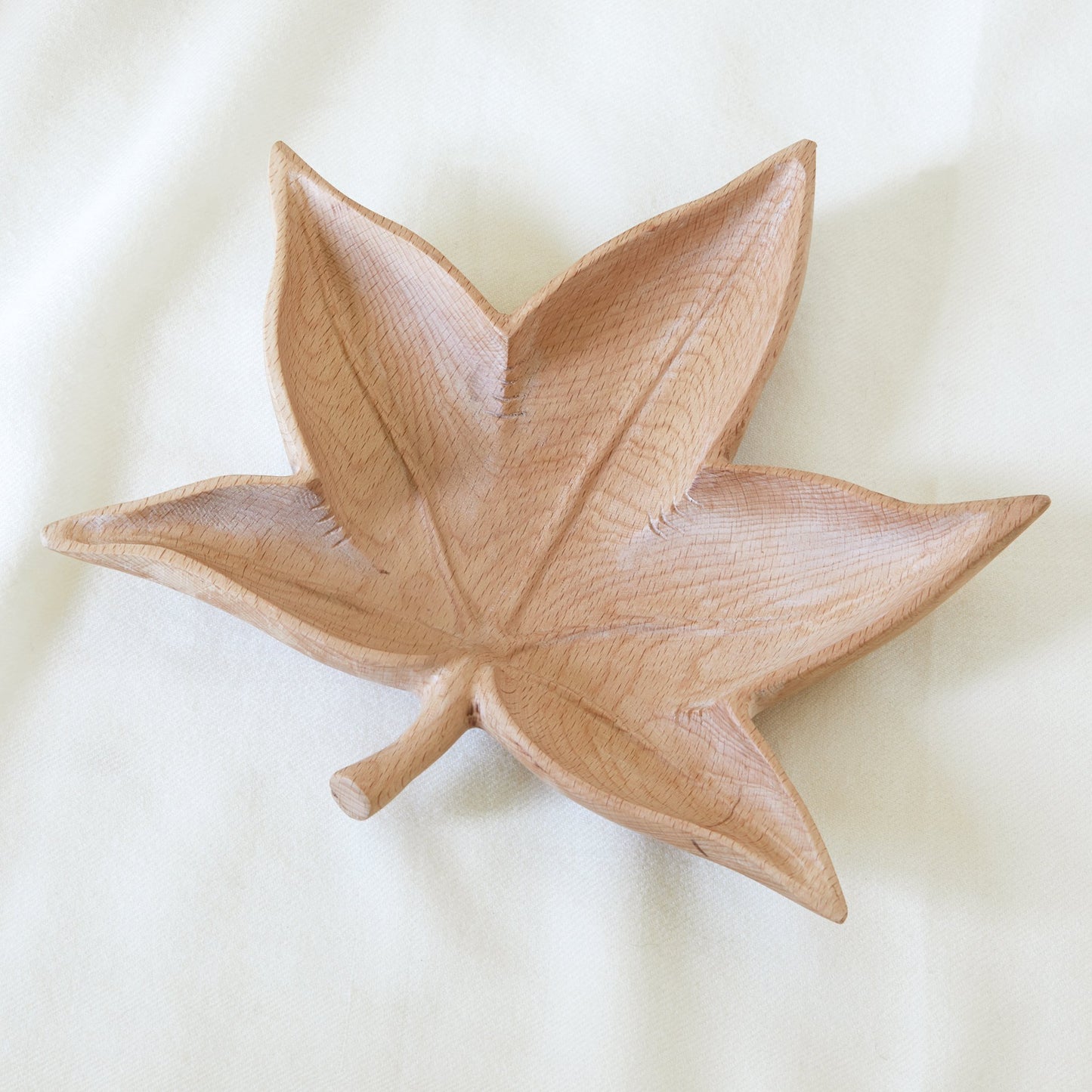 CARVED LEAF BOWL IN BEECHWOOD