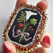 Load image into Gallery viewer, Bouquet D&#39;aroma Brooch
