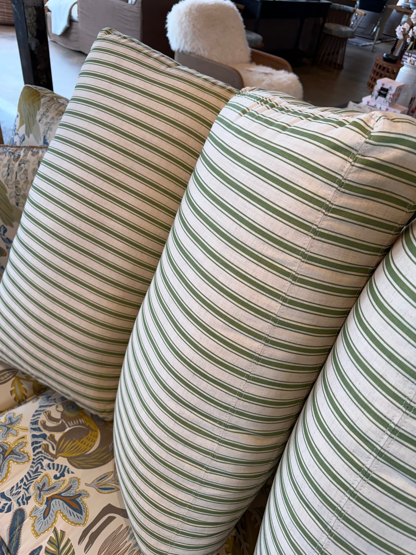 5422-33 Curved Sofa