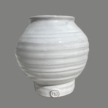Load image into Gallery viewer, Montes Doggett Vases 810
