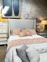 Load image into Gallery viewer, 95-66 King Bed - Mandra Fog
